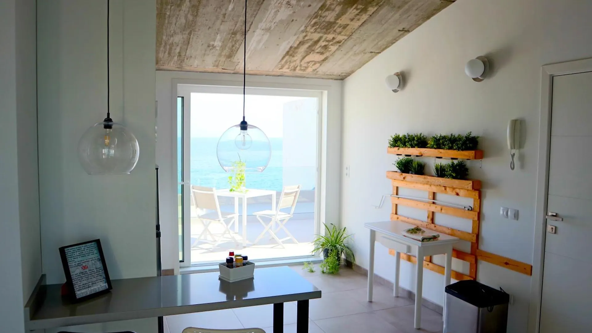 Durmiendo Sobre El Mar, Vivienda Los Riscos contacts