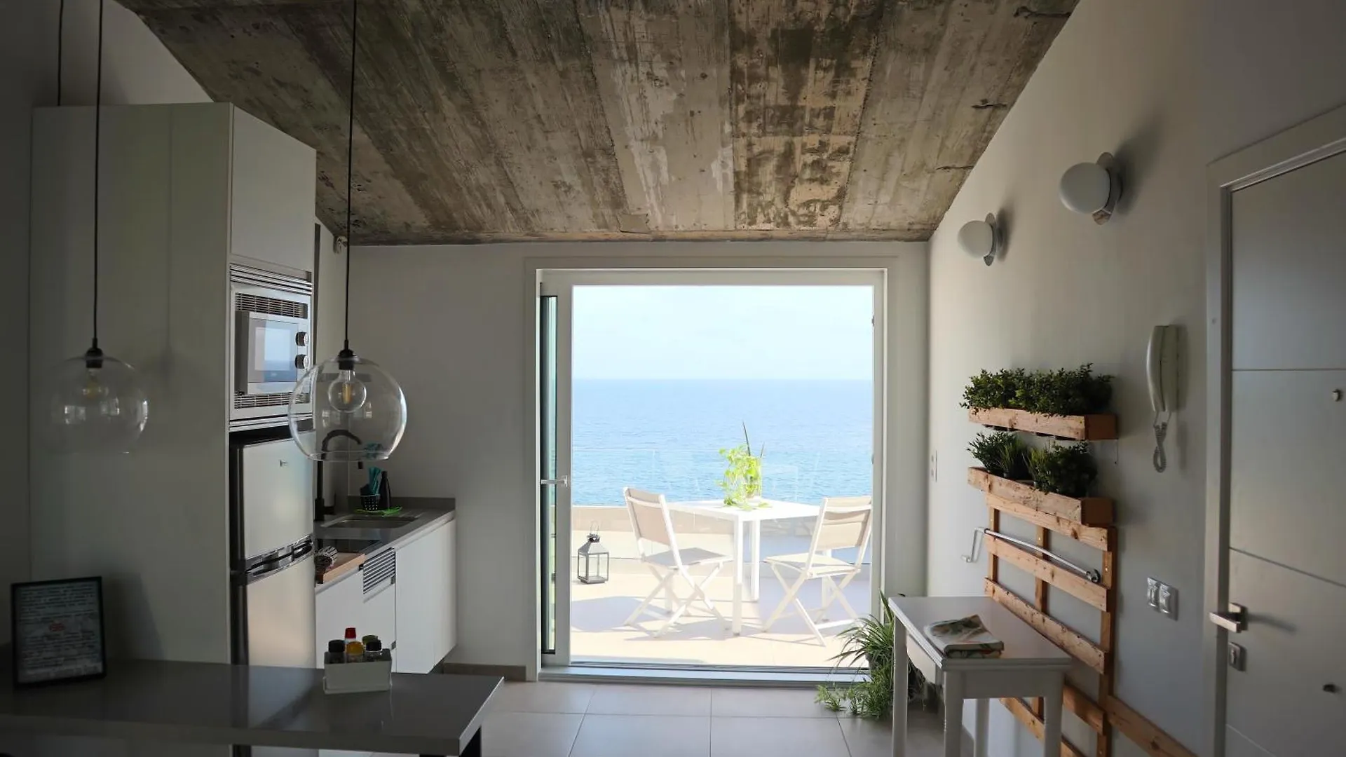 Durmiendo Sobre El Mar, Vivienda Los Riscos Telde